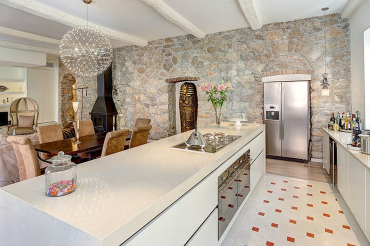 Cuisine américaine design contemporain et chic belle cuisine en blanc ouvert sur séjour