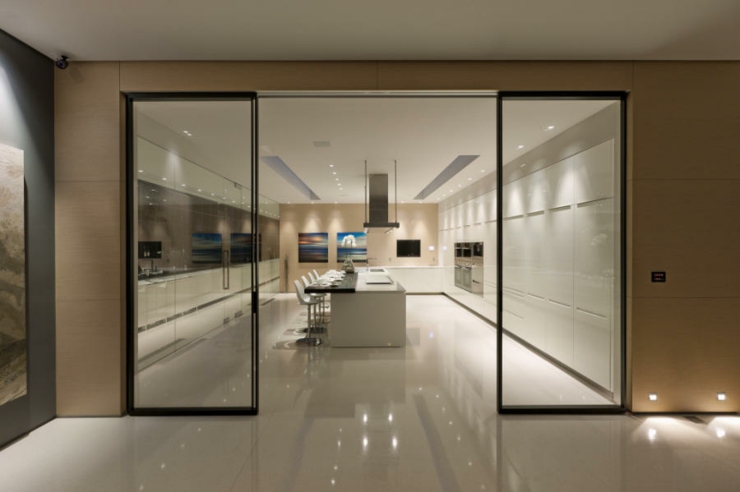 Couloirs vastes de la résidence de luxe cuisine moderne design contemporain