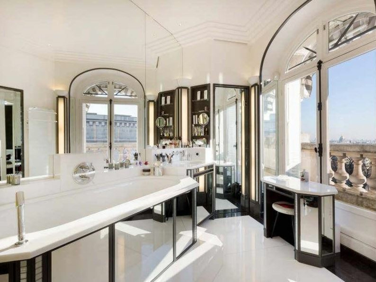 Grande et spacieuse salle de bain tout confort de cet appartement de style salle de bain luxe paris