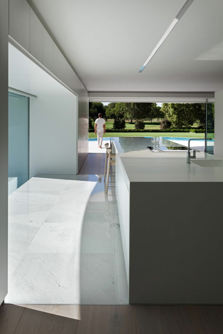 Ilot principal de cuisine faisant office de comptoir repas cuisine contemporaine maison futuriste