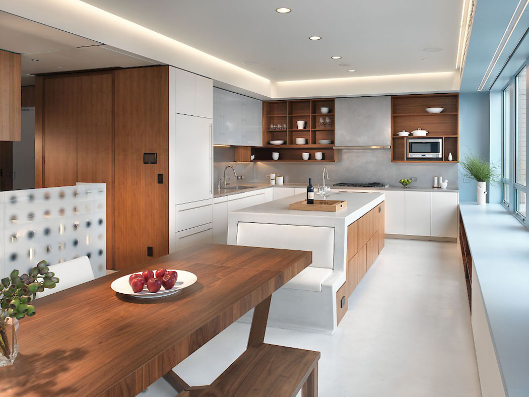 belle cuisine spacieuse et salle à manger à la fois