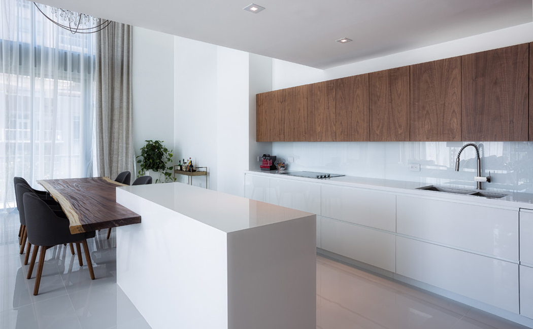 Cuisine américaine avec des placards aux formes épurées et modernes cuisine moderne design futuriste
