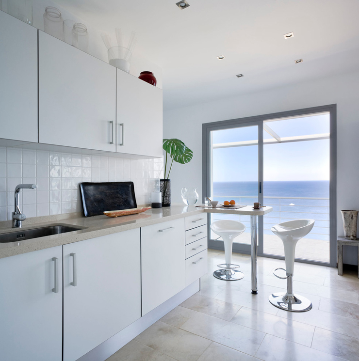 La cuisine aménagée, entièrement blanche avec vue sur la mer Cuisine en blanc villa de vacances exotiques
