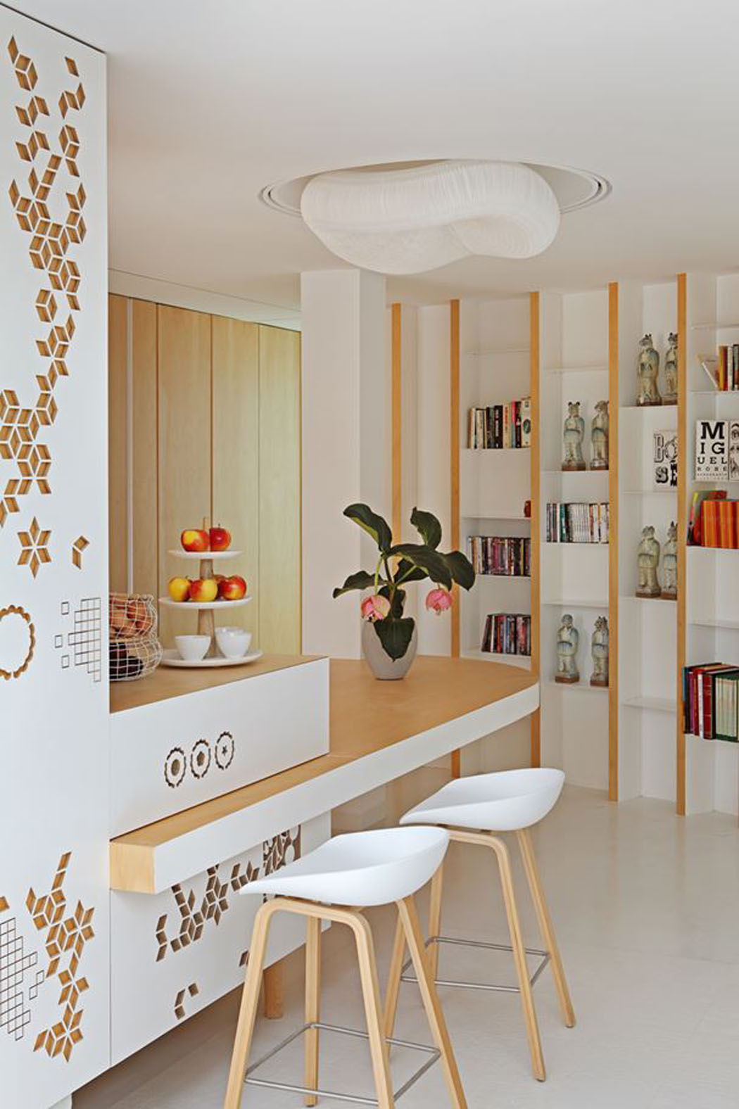 Le coin cuisine américaine séparée du reste par un petit comptoir bien sympathique cuisine américaine design bois moderne