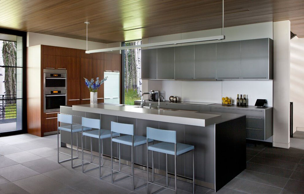 Côté cuisine on retrouve le même esprit minimaliste et épuré caractérisant le reste de la maison belle cuisine ouverte américaine maison moderne