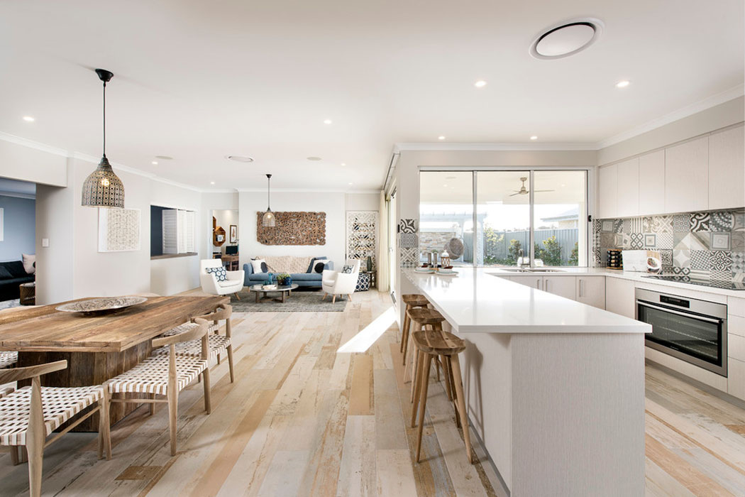 Salle à manger de la maison de vacances située devant la cuisine américaine aménagée salle à manger et cuisine maison secondaire