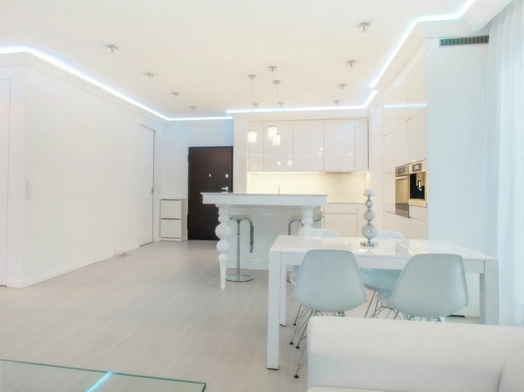 Salle à manger & cuisine et porte d’entrée de ce logement salle à manger cuisine américaine appartement