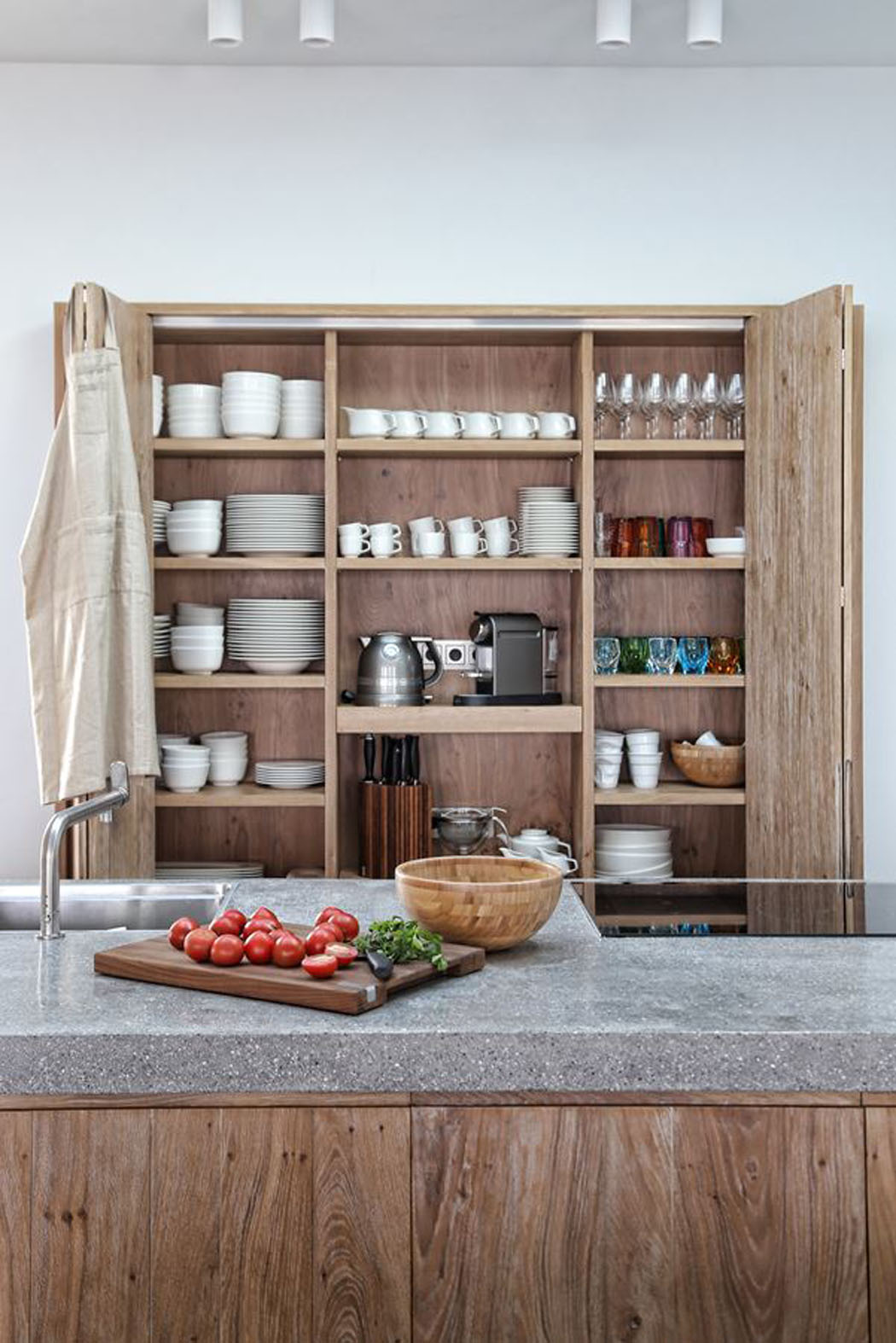 La cuisine ouverte, aménagée et meublée de façon épurée suivant la ligne du design intérieur minimaliste cuisine moderne villa de vacances luxe