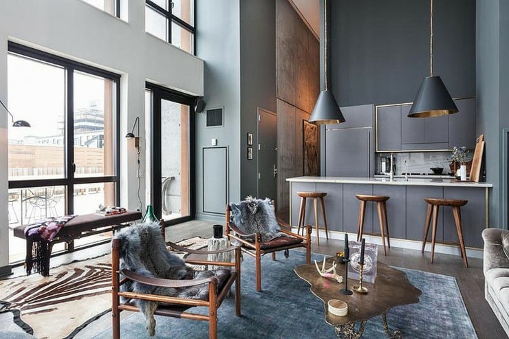 Grande pièce de vie à la hauteur impressionnante intérieur logement citadin de luxe