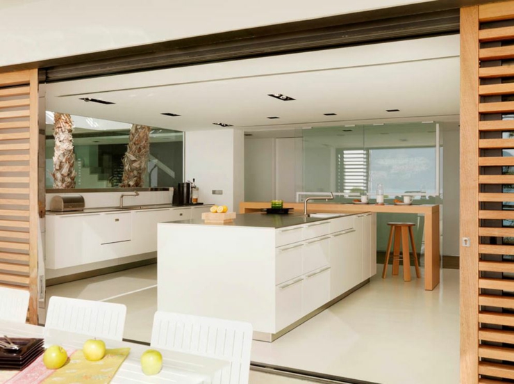 La cuisine donnant sur la terrasse extérieure de cette villa de vacances cuisine design ouverte sur extérieur