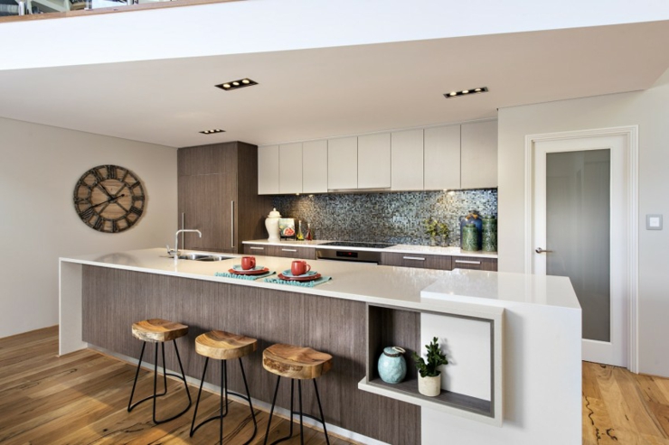 Cuisine américaine avec îlot centrale / comptoir cuisine moderne design chic résidence secondaire