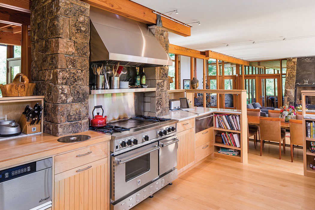 Aménagement confortable et spacieux de la cuisine qui permet la préparation facile des repas cuisine placards bois chalet moderne