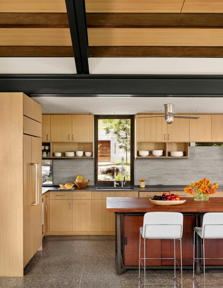 Ce ranch américain possède une petite cuisine ouverte sur le séjour intérieur rustique cuisine ranch