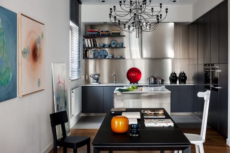 Cuisine équipée aux placards presqu’invisibles de cet appartement moderne cuisine ouvert design américain