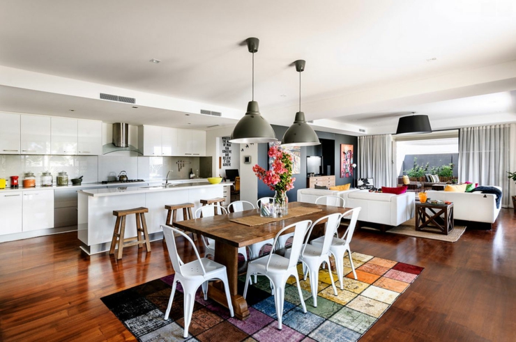 L’ensemble au design harmonieux de la pièce principale de vie belle pièce maison moderne de ville