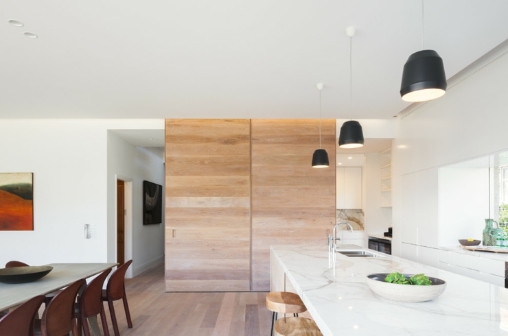 Des panneaux en bois massif servant à délimiter les pièces aménagement panneaux maison de charme