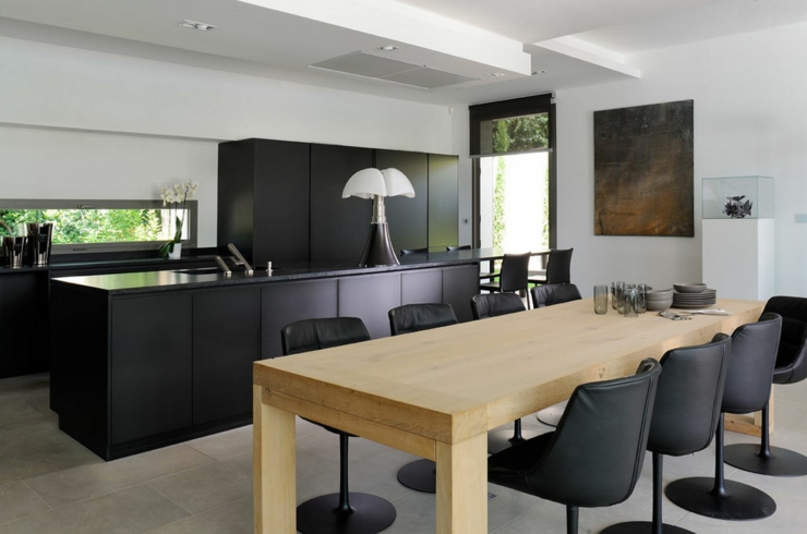 Salle à manger et cuisine de cette demeure chic en noir cuisine placards noirs