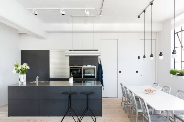 Plafonds haut et murs peints en blanc pour plus de clarté plafond béton loft design industriel