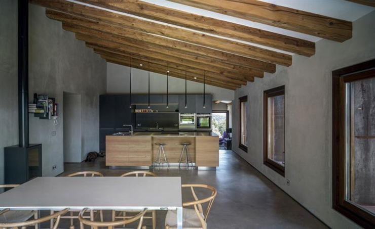 Influence rustique moderne aux touches industrielles « élégantes » Grande pièce pour la cuisine et la salle à manger