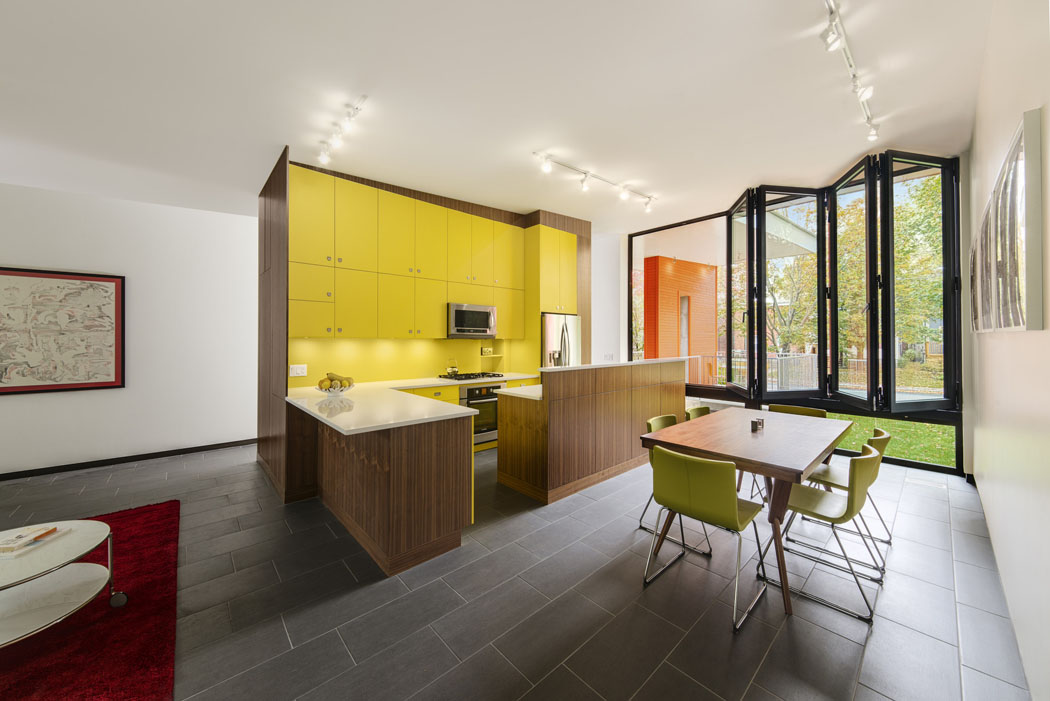 Cuisine équipée, déco joyeuses totalement ouverte sur l’espace de vie cuisine ouverte maison originale citadine