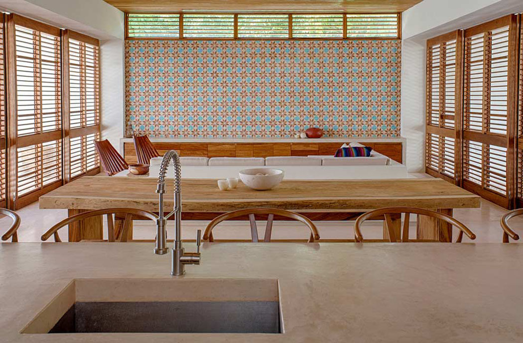 La pièce principale de cette villa contemporaine avec les volets fermés volets fermés séjour & cuisine ouverte villa