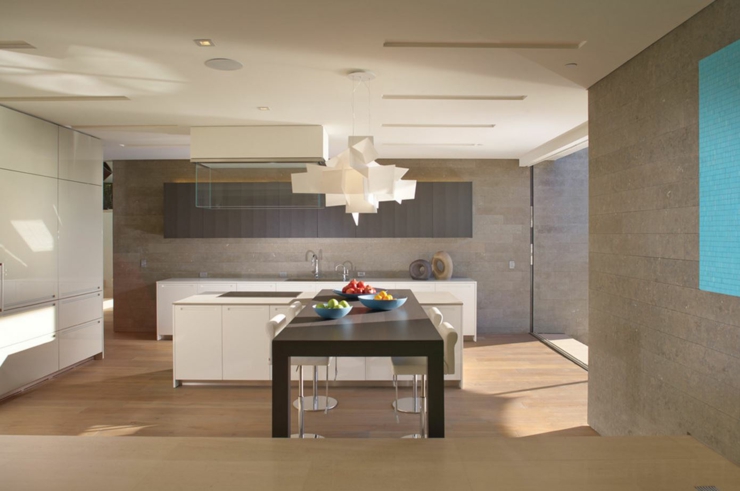 Cuisine moderne et séparée de cette très belle maison intérieur moderne luxe cuisine