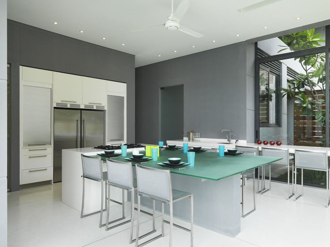 Une grande cuisine séparée offre aussi la possibilité de prendre des repas à plusieurs cuisine séparée aménagement moderne villa exotique Phuket