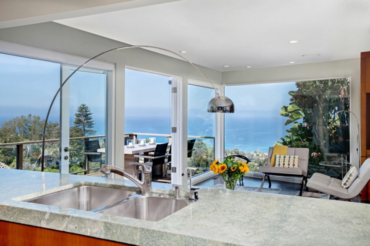 La vue magnifique sur la mer à découvrir depuis la cuisine américaine vue panoramique mer depuis cuisine