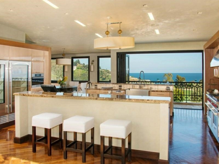 Comptoir en marbre pour le petit déjeuner propriété de classe à Malibu