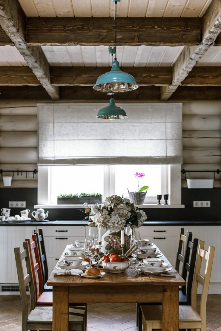 Table à manger en bois brut avec les chaises assorties salle à manger rustique maison de vacances