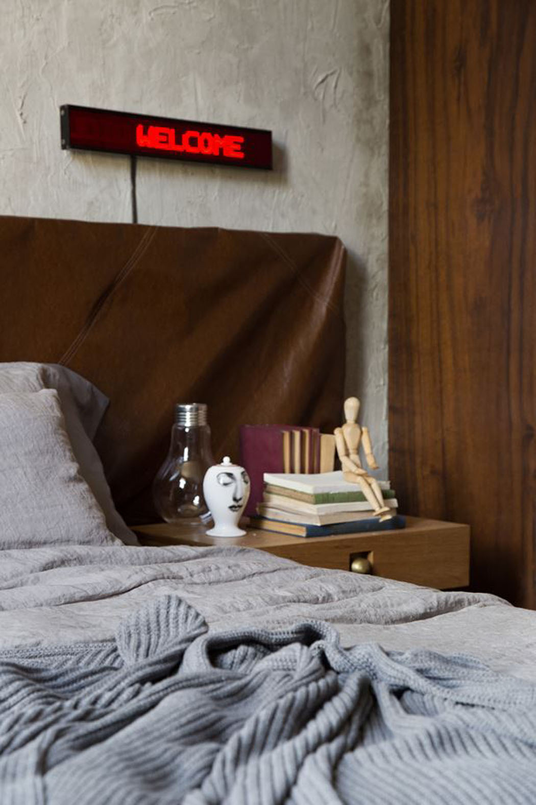 Nombreux babioles et accessoires à priori si différents ajoutent un côté très charmant à l’intérieur éclectique de l’appartement décoration créative rétro appart rénové