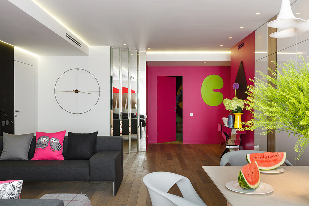 Meubles au design sobre mariés aux touches dans des couleurs vives Séjour moderne appartement de ville luxe
