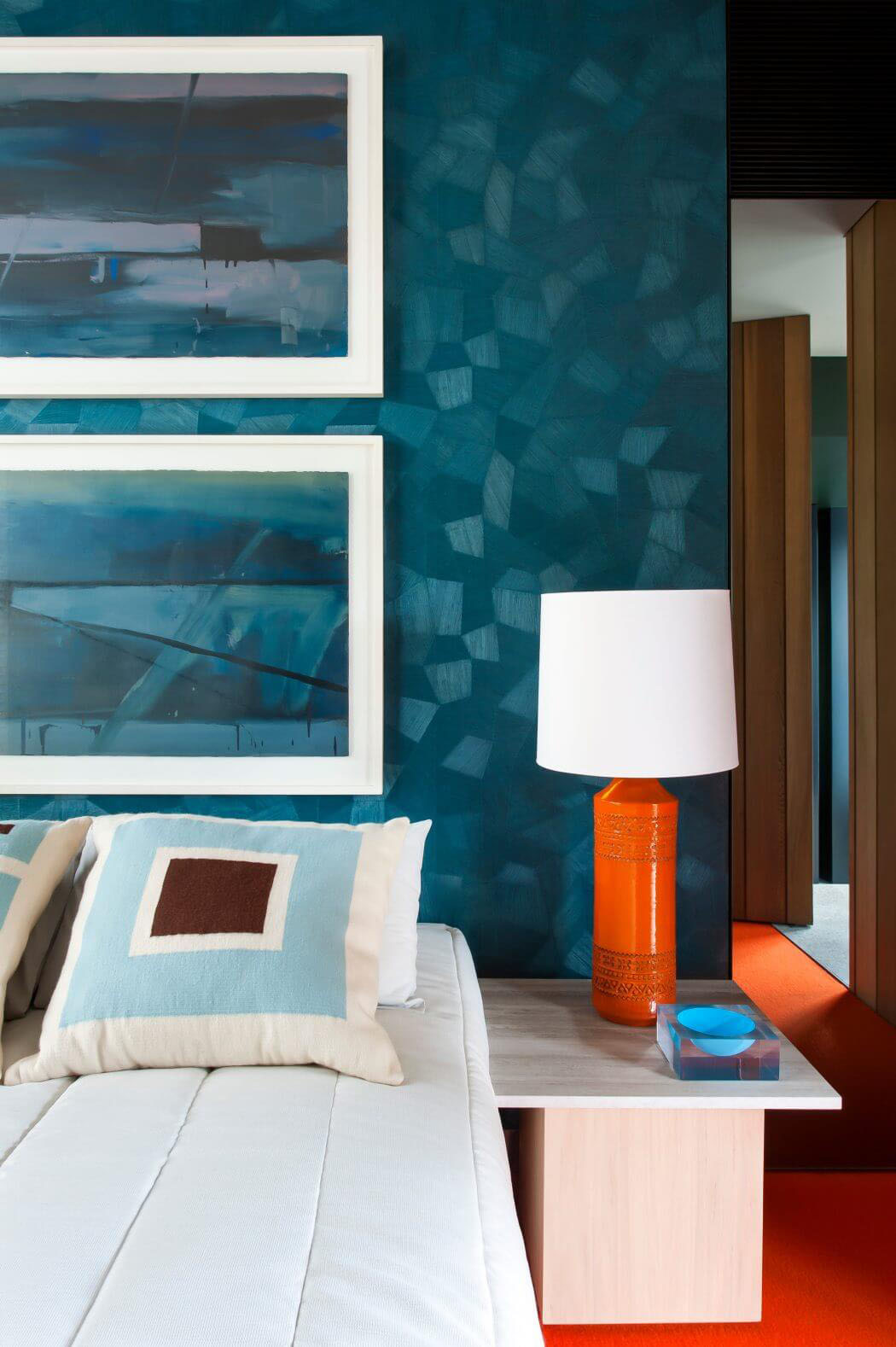 L’une des chambres à coucher qui avec ces tons foncés suit la décoration design de la maison chambre amis déco design coloré