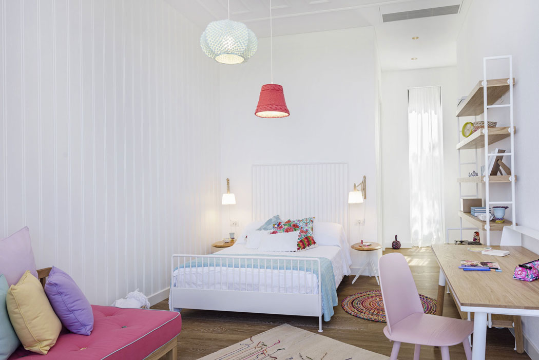 Ameublement chaleureux et moderne pour cette accueillante maison de charme décoration fille adolescente chambre à coucher