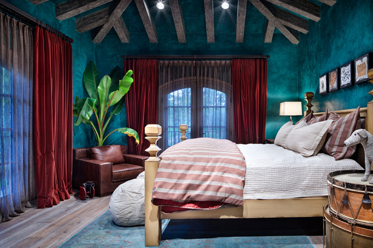 Une des nombreuses chambres affichant des couleurs soutenues Chambre déco couleurs fortes
