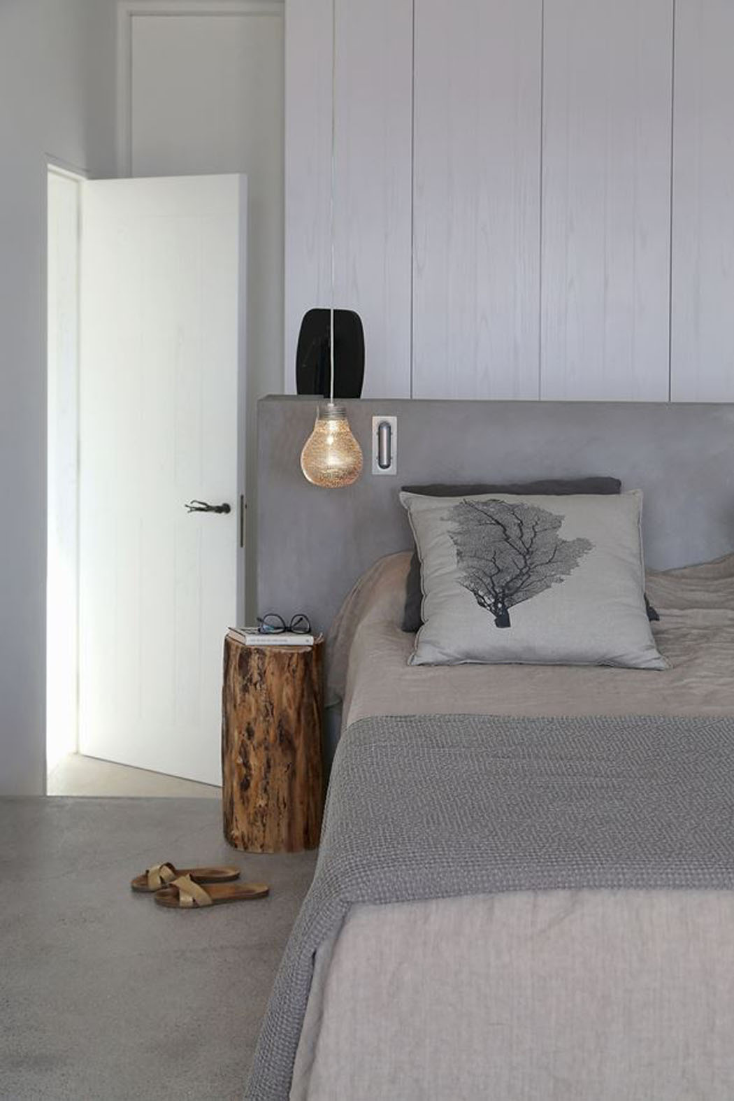 La chambre à coucher à la décoration monochromatique et épurée en gris/ blanc ameublement design sobre minimaliste chambre à coucher