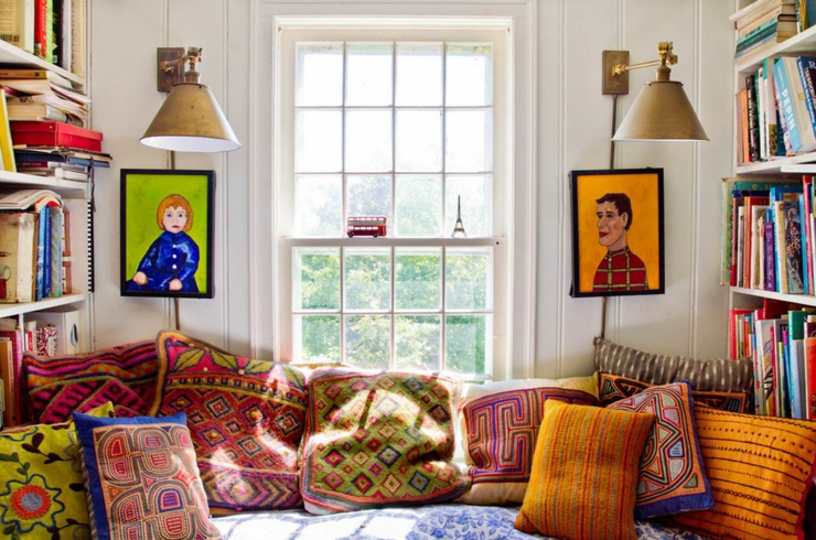 Espace lecture aux murs blancs mais à la déco multicolore belle maison de campagne éclectique