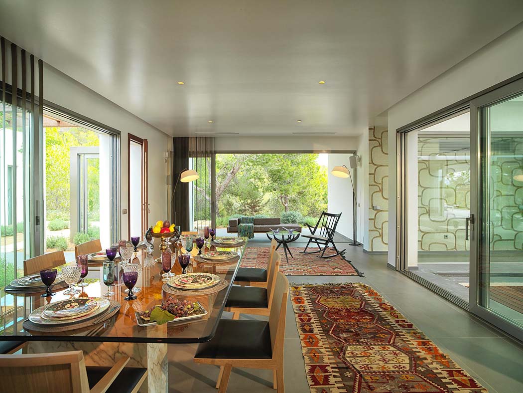 Salle à manger au design accueillant avec de multiples ouvertures donnant sur les espaces extérieurs intérieur élégant résidence secondaire exotique
