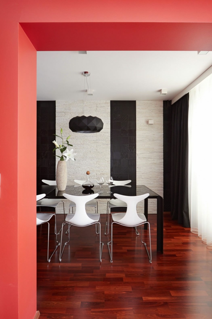 Salle à manger à la déco maison toujours en noir, blanc et rouge intérieur déco maison noir blanc et rouge