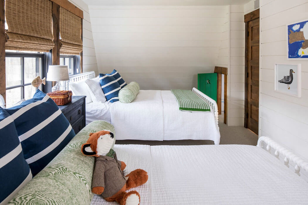 Une petite chambre aux lits séparés aménagée sous le toit de cette maison de campagne chambre à coucher rustique maison secondaire de campagne