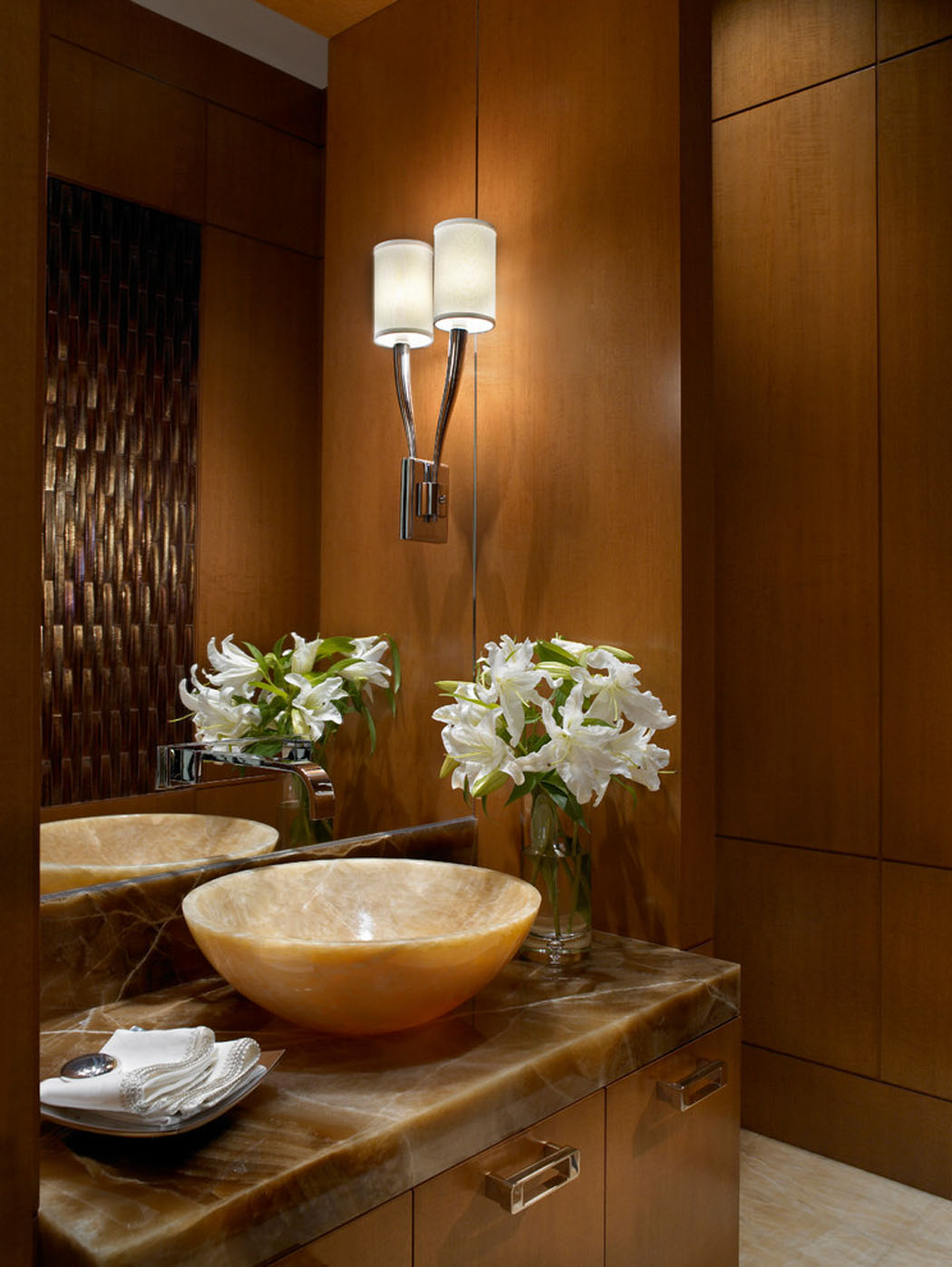 Toilettes de cette résidence de vacances luxueuse à l’intérieur en marbre & bois toilette marbre bois déco luxe