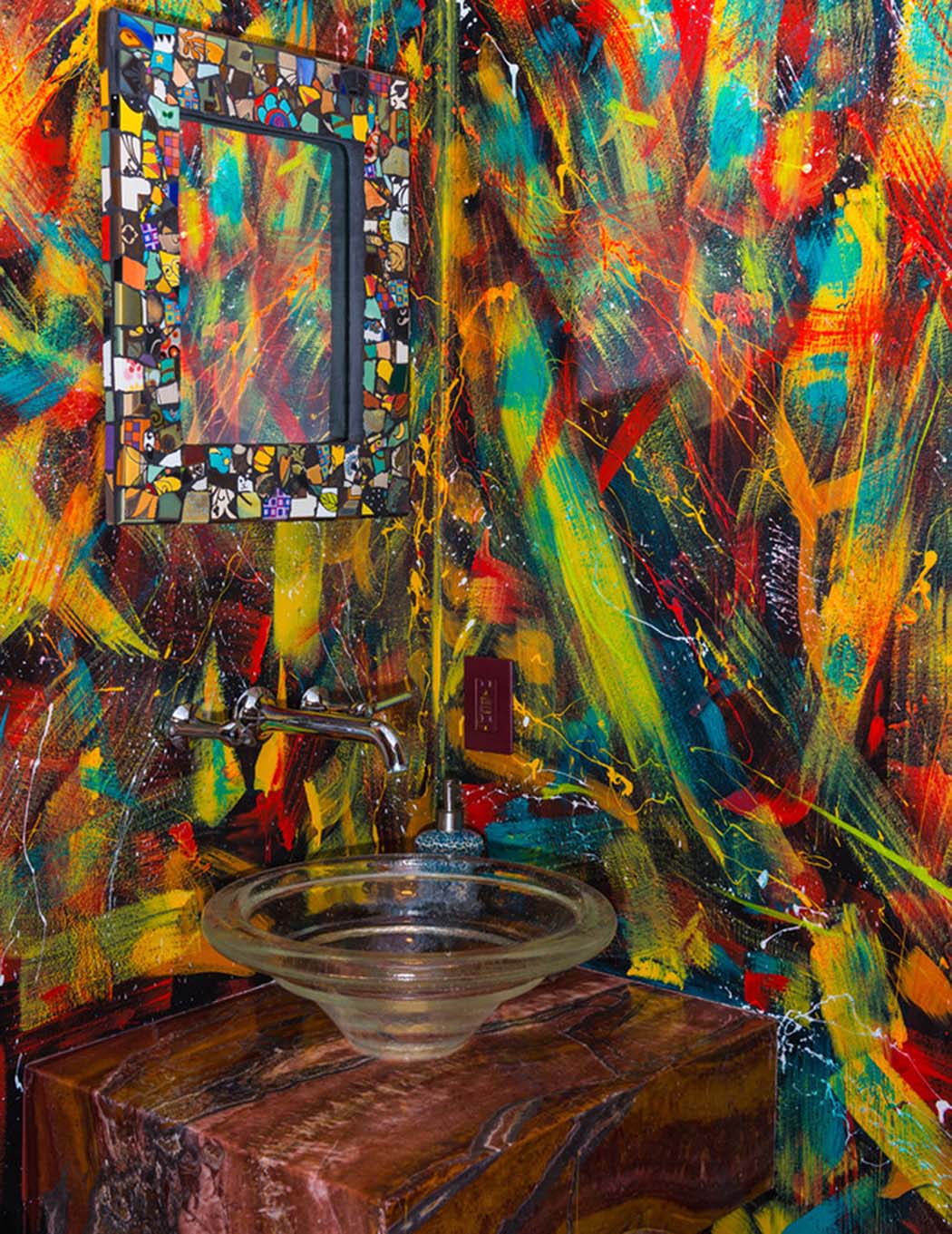 La décoration intérieure de cette résidence de plage affiche un caractère haut en couleurs intérieur toilettes déco multicolore