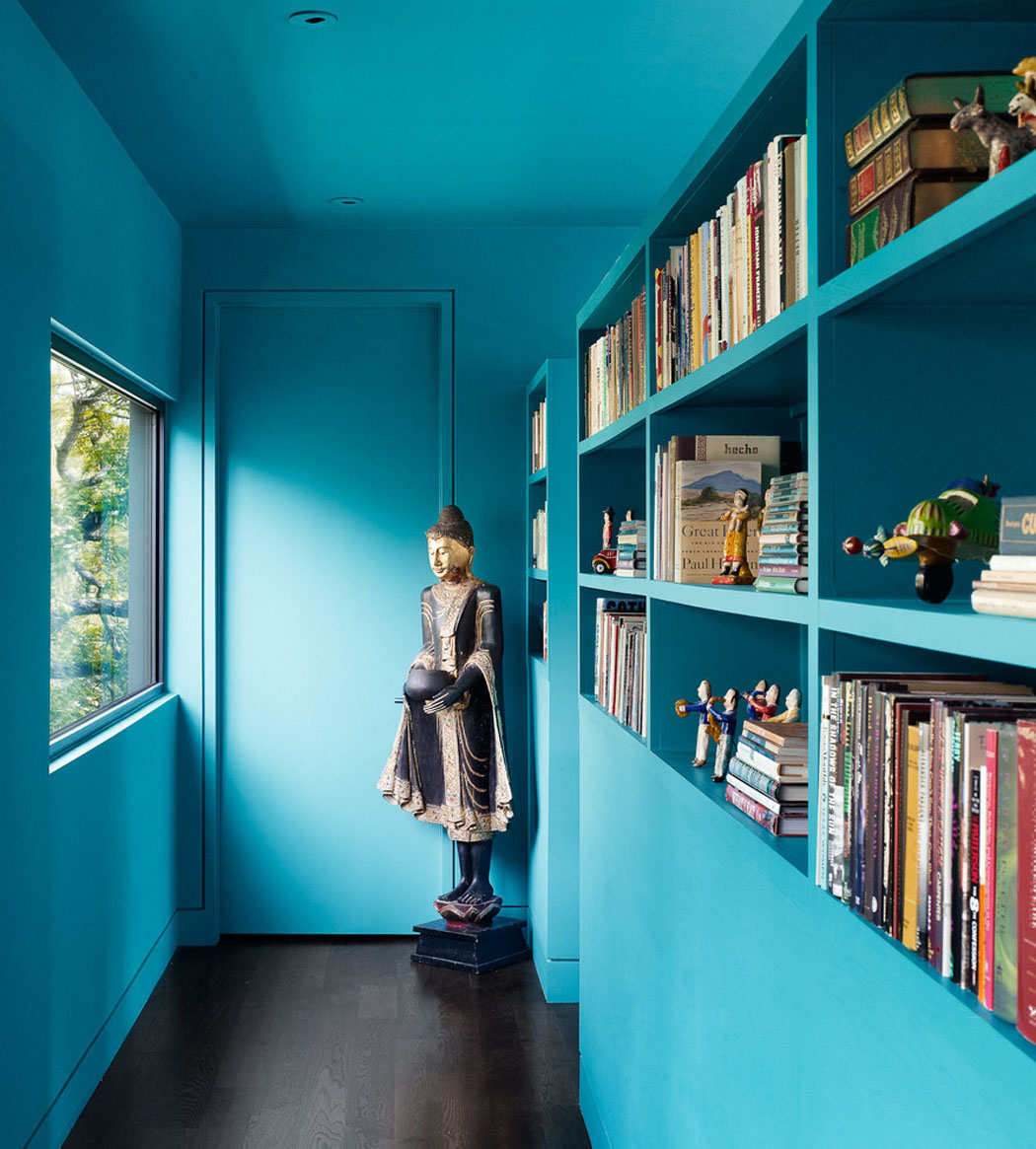 Couloir menant vers les chambres des enfants, doté d’étagères pratiques couloirs peints maison de ville rénovée
