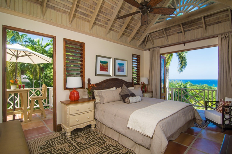 Une des chambres à l’étage avec vue sur la mer et balcon vue sur mer chambre villa de luxe