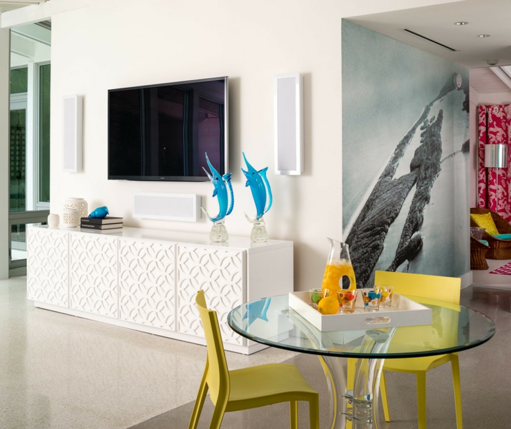 Intérieur éclectique aux multiples couleurs très pétillantes salle à manger moderne design