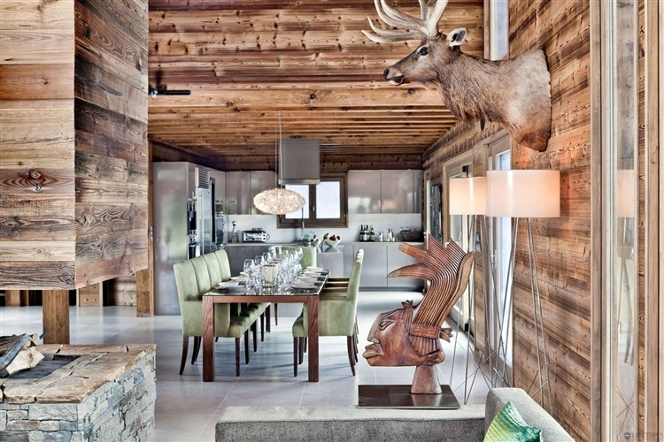 La déco intérieure souligne l’esprit montagnard de ce chalet en bois villa de vacances alpes station de ski