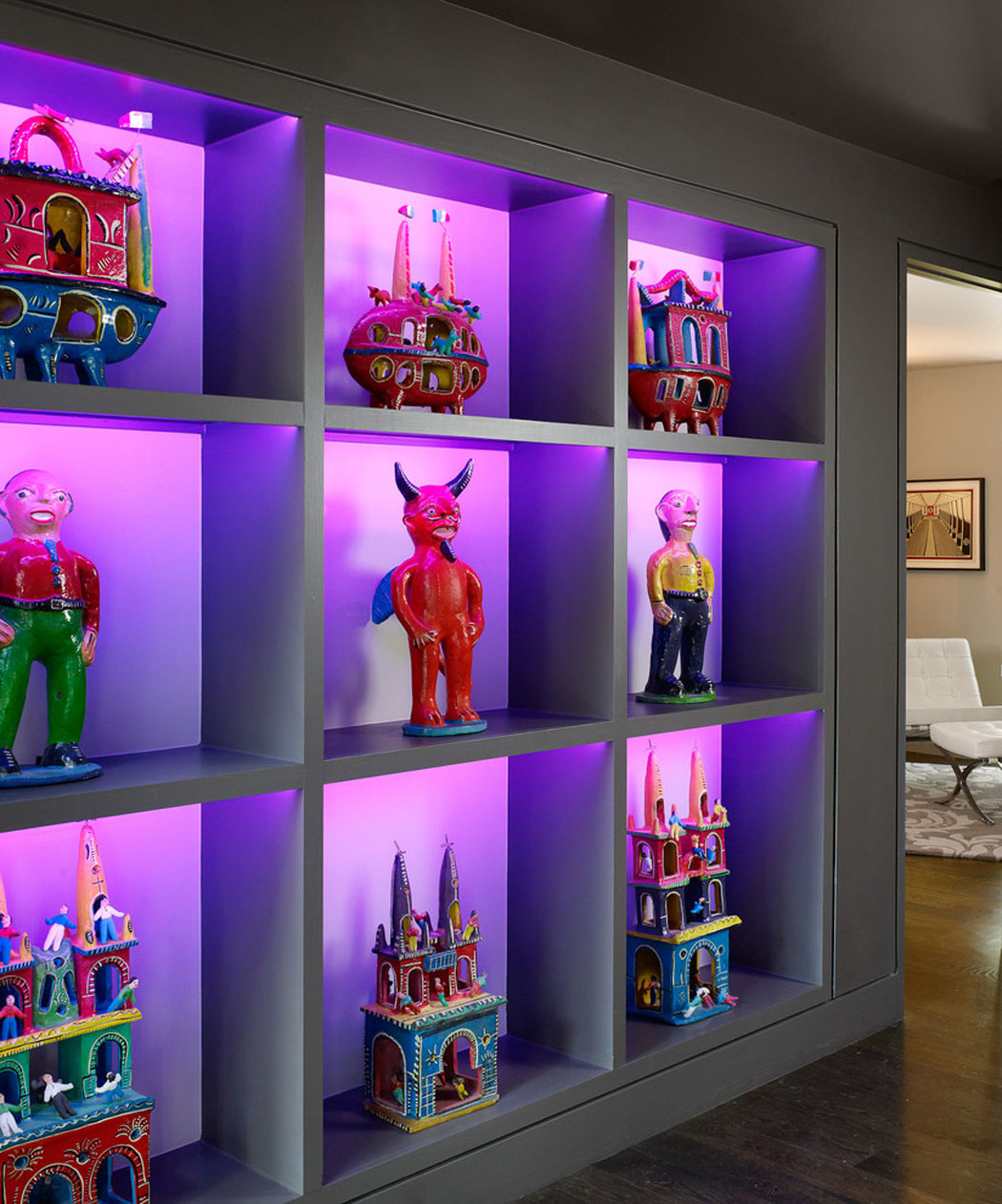 Le côté enfantant de la déco volontairement soulignée avec ces jouets amusants intérieur maison de ville contemporaine