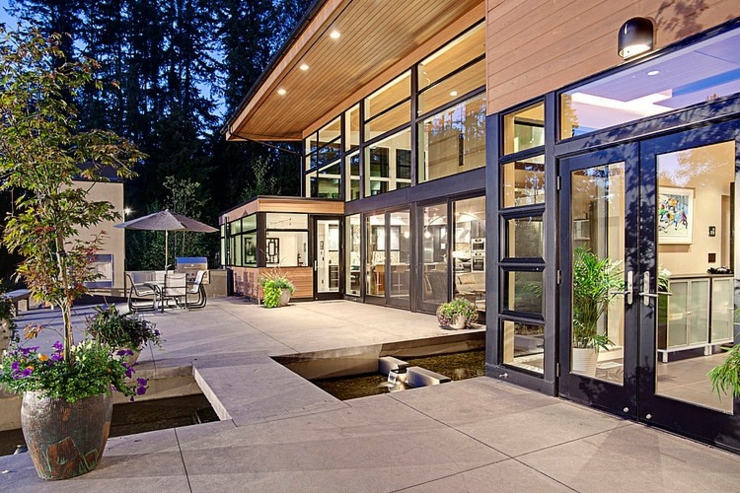 Grande terrasse à côté de l’entrée principale de cette belle maison architecture contemporaine belle maison résidentielle