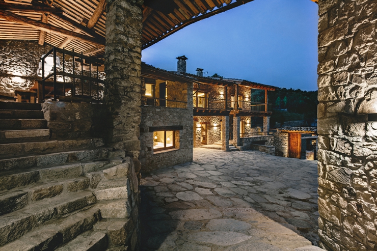 ancienne maison en pierres rénovée
