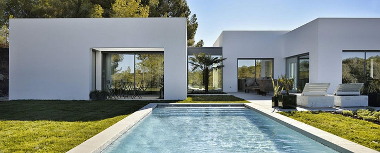 Villa de luxe vue depuis la piscine belle demeure à l'architecture contemporaine